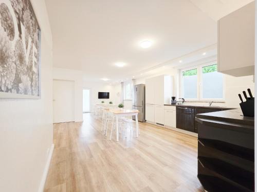 Oberbilk Apartment | Tolstov House - 6 Zimmer Haus - große Küche - Garten - Parkplatz - 25min Messe DUS