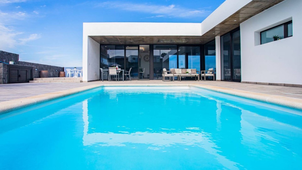 Tinajo Villa | Tony´s Luxury Villa, heated pool, wifi