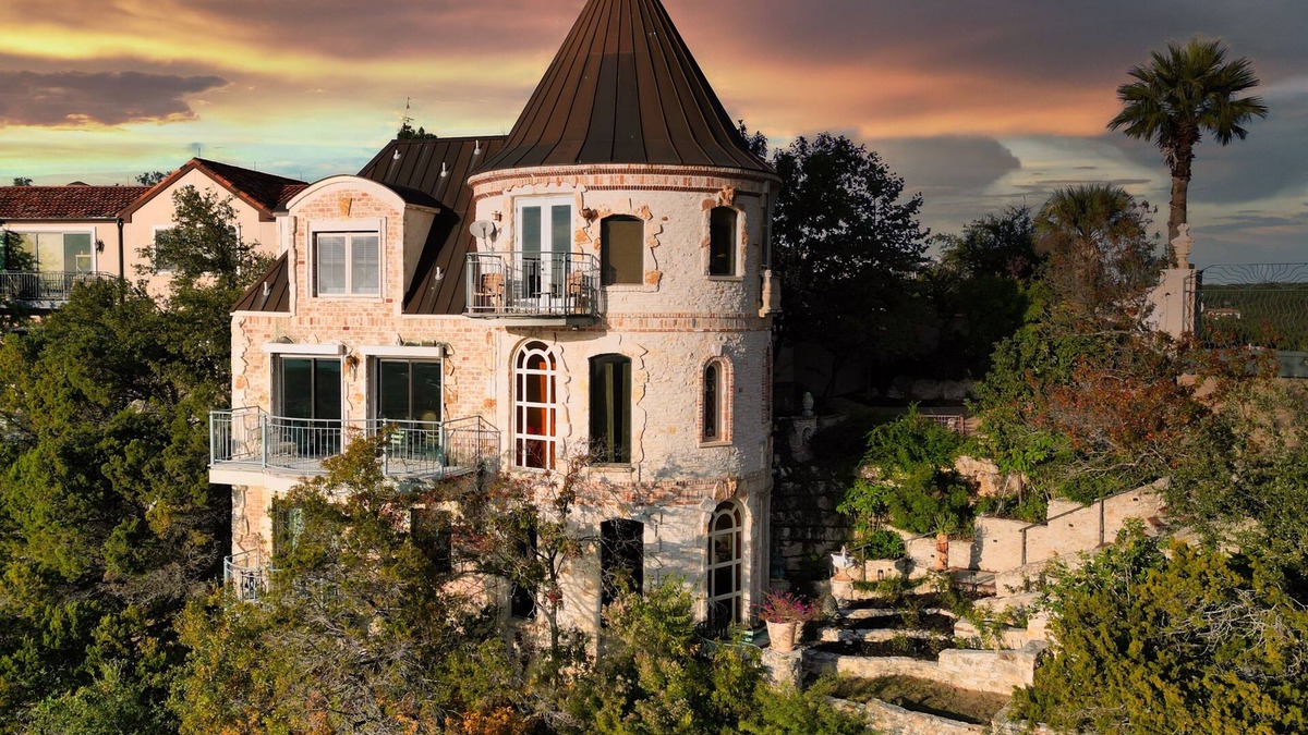 Comanche Canyon Ranch Apartment | Top apartment #3 of the Castle ~ Sunsets & views high above Lake Travis!