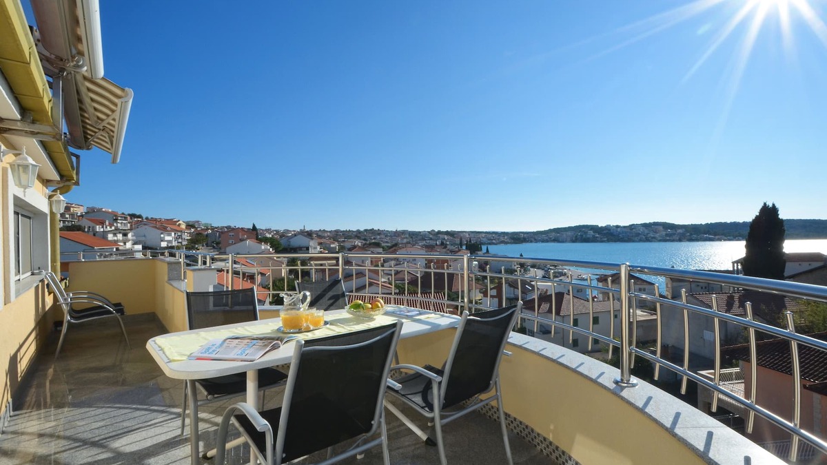 Okrug Gornji Apartment | TOP apartment 5 pers, pool, sea view, luxury, 2 bedrooms + living room
