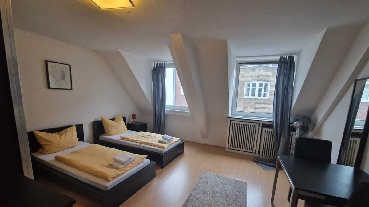 Dusseldorf Old Town Apartment | Top Apartment am Carlsplatz! Super Central!