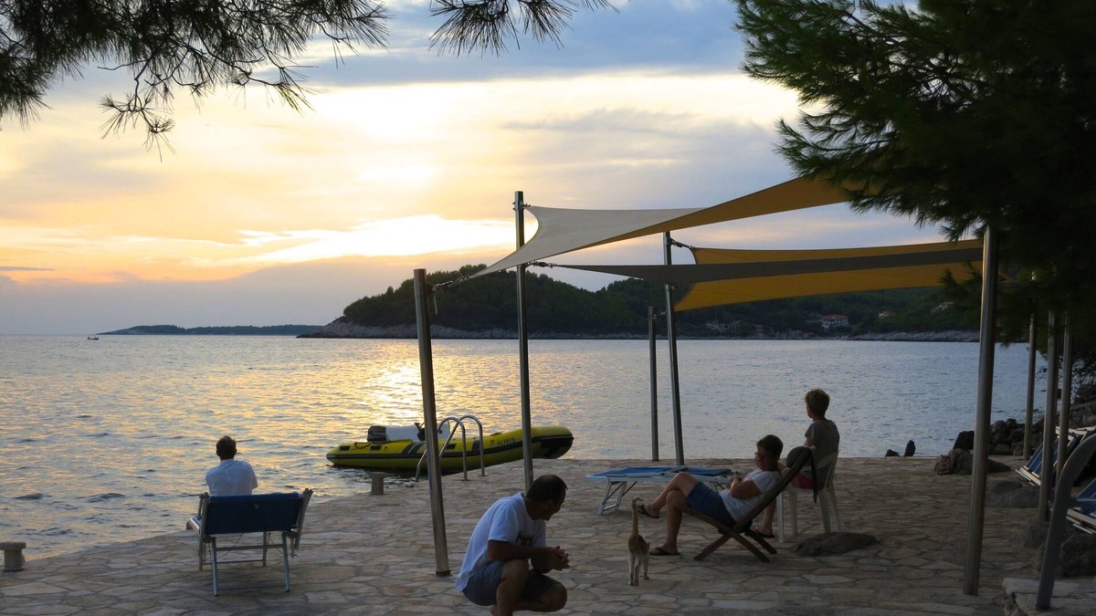 Blato Apartment | Top apartment for 4-5, south. Location, right on the sea, boat dock, bike hit!