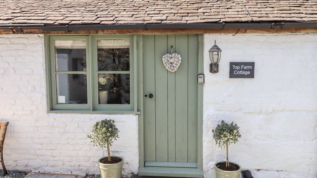 Felton Cottage | TOP FARM COTTAGE, pet friendly, character holiday cottage in Knockin