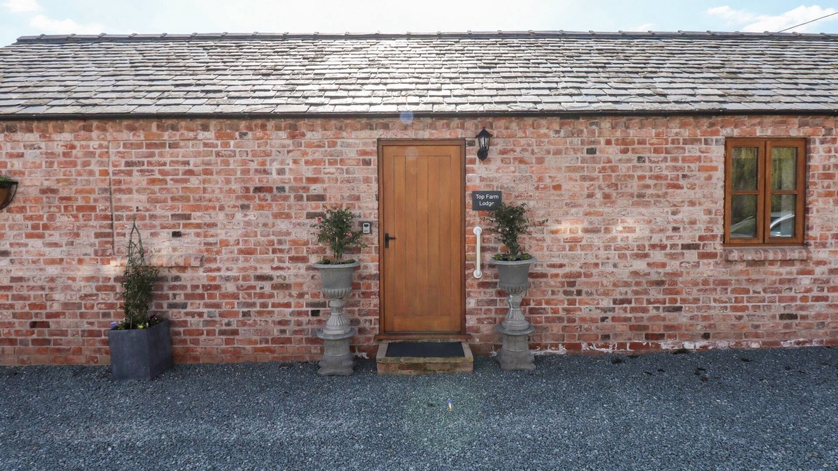 Felton Cottage | TOP FARM LODGE, pet friendly, character holiday cottage in Knockin