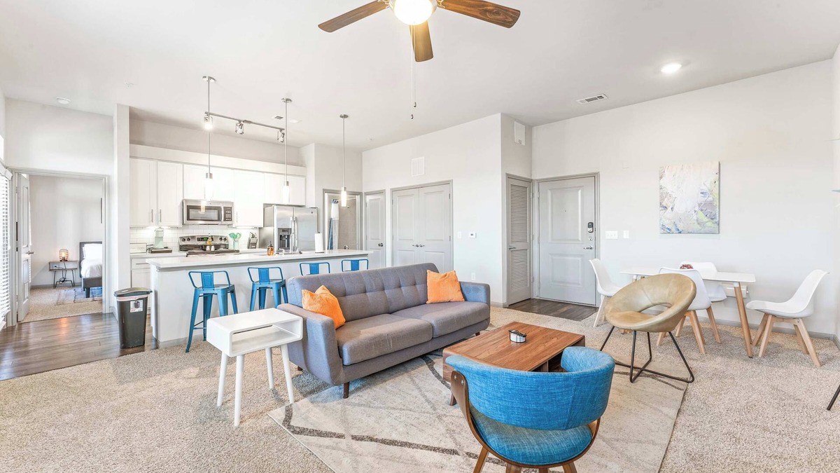 Windsor Park Apartment | Top Floor 2BR King Beds Suite, 8 Min to Downtown