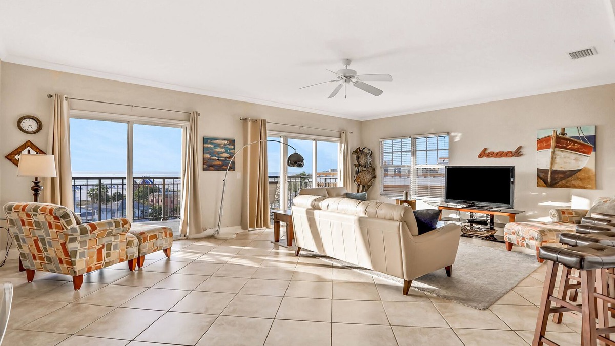 Treasure Island Condo | Top floor condo near the beach with pool, hot tub, washer/dryer