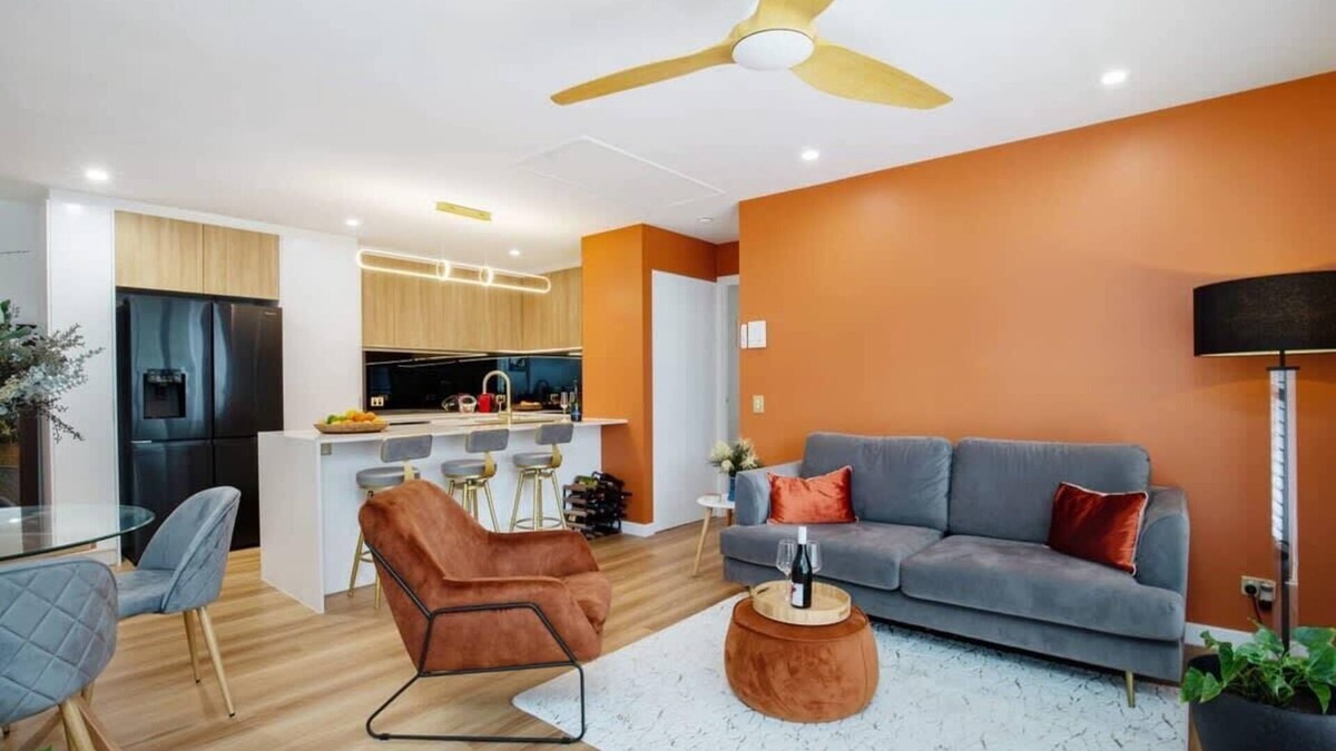 Burleigh Heads Apartment | Top Floor in Burleigh: Pool Parking Walk To Beach