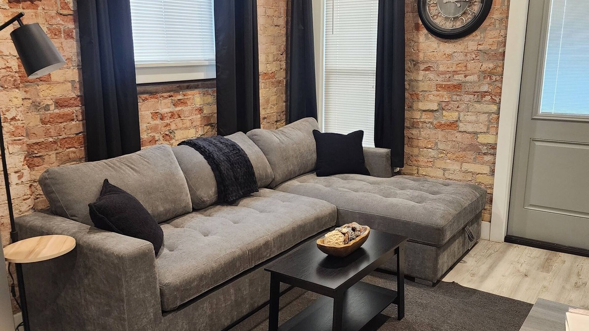 Central City Apartment | Top Floor Retreat-Fast Internet