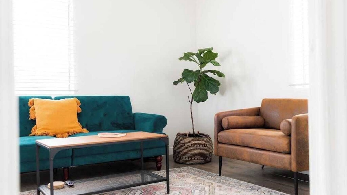 Logan Heights Apartment | Top Floor Suite|Full Kitchen|Huge Fenced Backyard