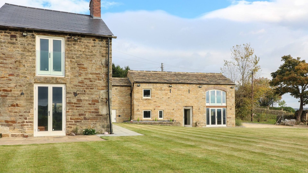 Wharncliffe Cottage | TOP HILL FARM COTTAGE, pet friendly, with hot tub in Oughtibridge