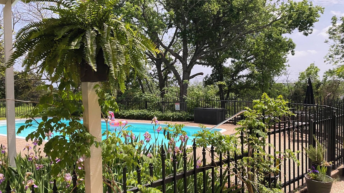 Weatherford Cottage | Top of the Hill-Cozy 1 bed/1 bath cottage, less than one mile to downtown.