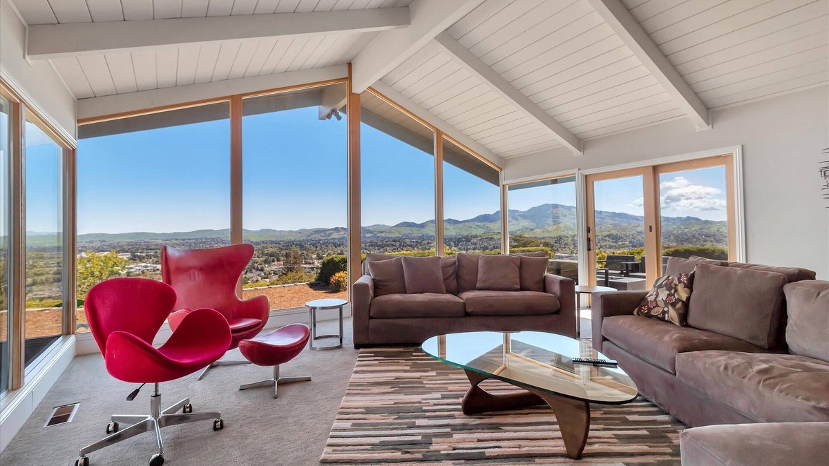 Overlook House | Top of the Hill Private Estate, Quiet, downtown in 5 min. Monthly rates