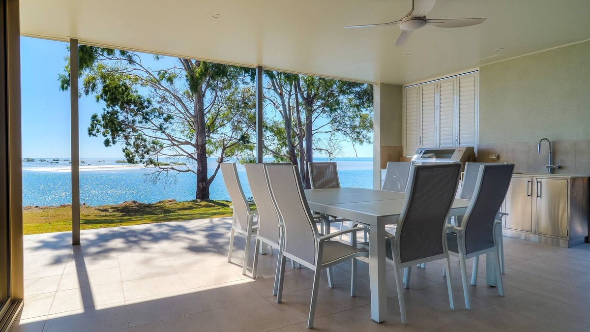 Toogoom House | Top of the Tide - Waterfront -6 beds-4 baths-Sleeps 15-WiFi-4 Smart TVs-Linen