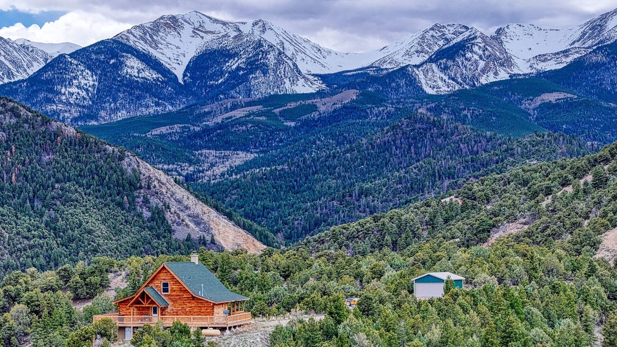 Howard Cabin | Top of the World - Unwind on Cloud Nine!