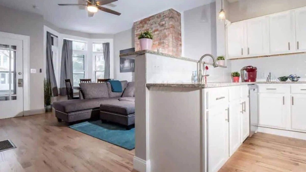 Victorian Village House | Top Rated - CLEAN- PRIME Location - Parking Free