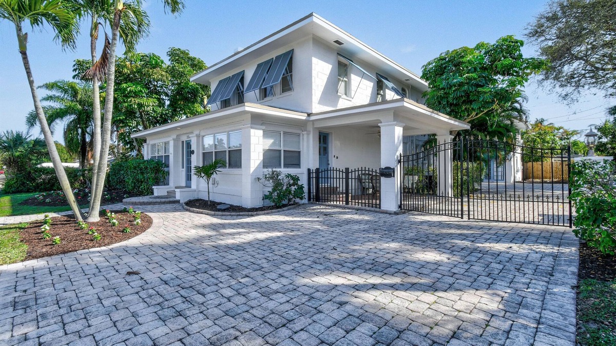 Lake Park House | Top Rated Coastal Charm Family Estate | Sleeps 16!