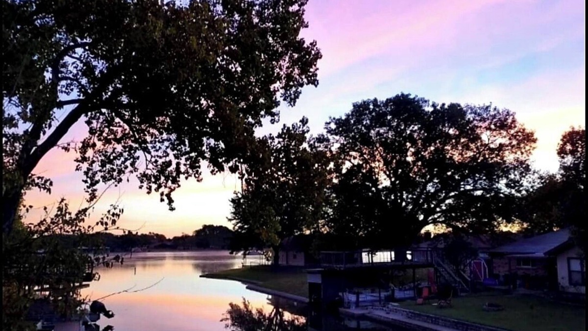 Granbury House | TOP-RATED! HOT TUB, KAYAKS, FISHING, BOAT DOCK! Granbury Paddle and Play Escape!