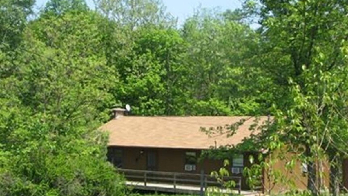 Great Cacapon Cabin | Top Rated Mountain River Cabin: Hot Tub, WiFi, Fish, Hike, Kayak, Relax!