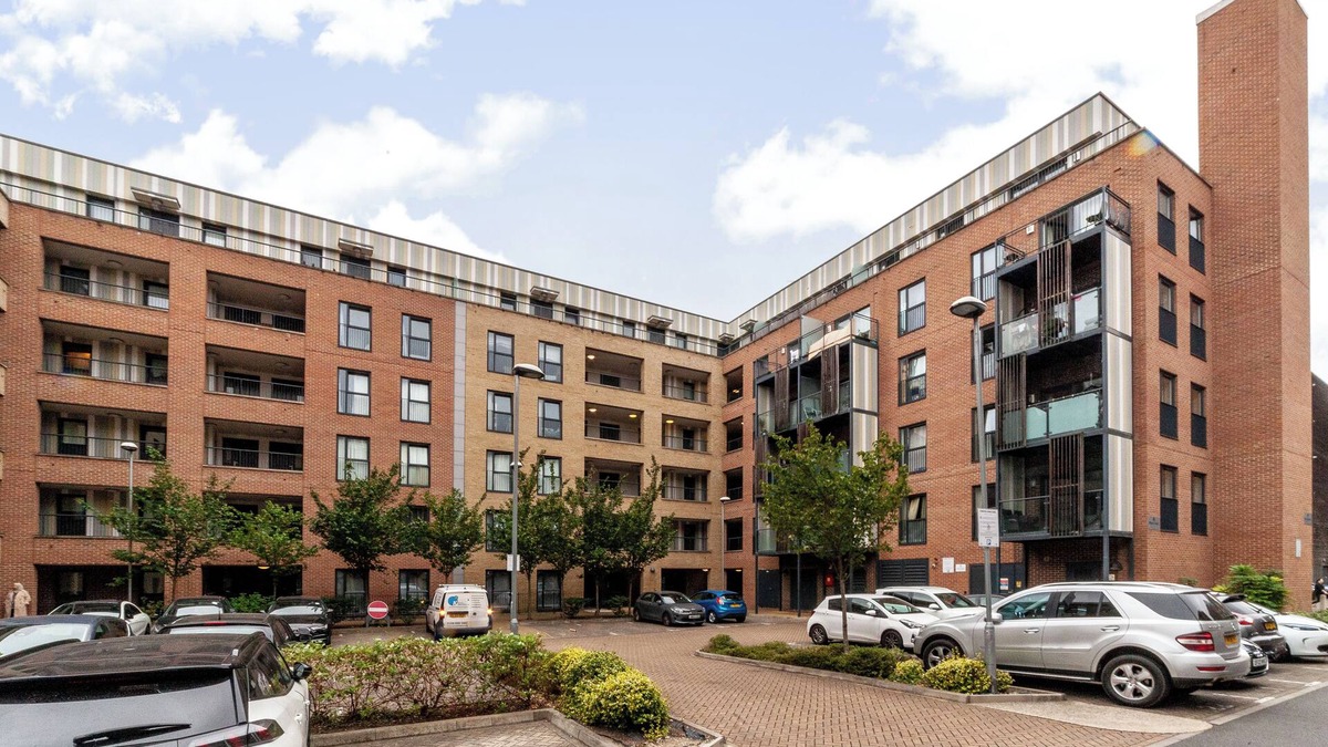 Brooklands Apartment | Top-Rated Penthouse - King Size Bed & Free Parking