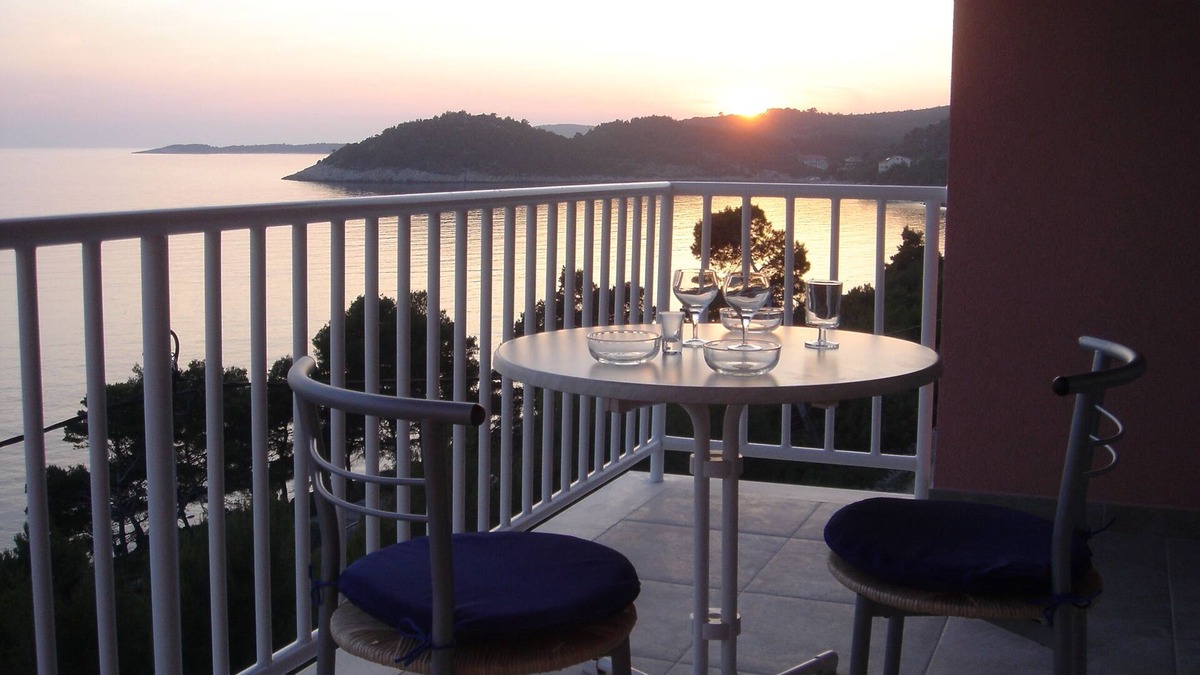 Blato Apartment | Top studio for 2-3 people, directly on the sea, boat mooring, bike hit!