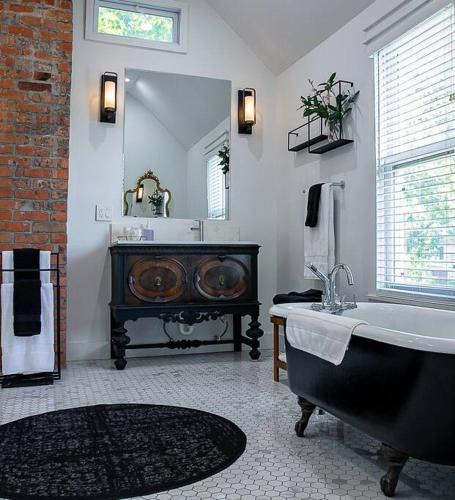 Westport House | Top Walk score! Prime Westport Midtown Location!