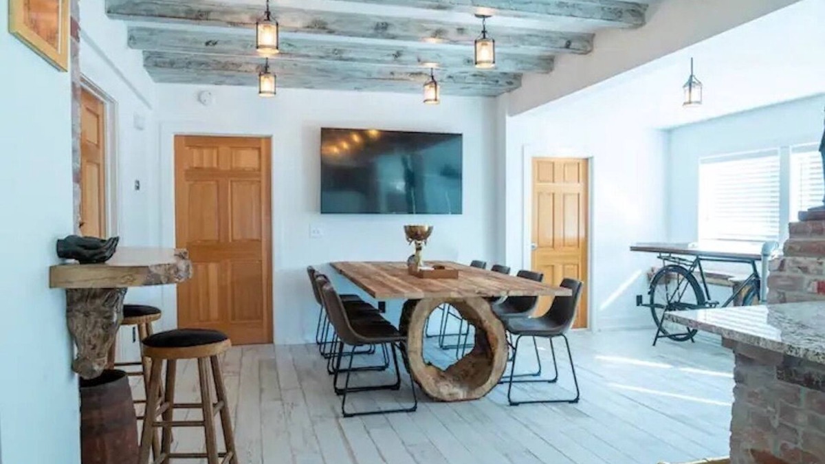 Dundee-Happy Hollow Historic District House | TOP ZOO Host for over 10 years! Clean and Cozy-amazing beds.