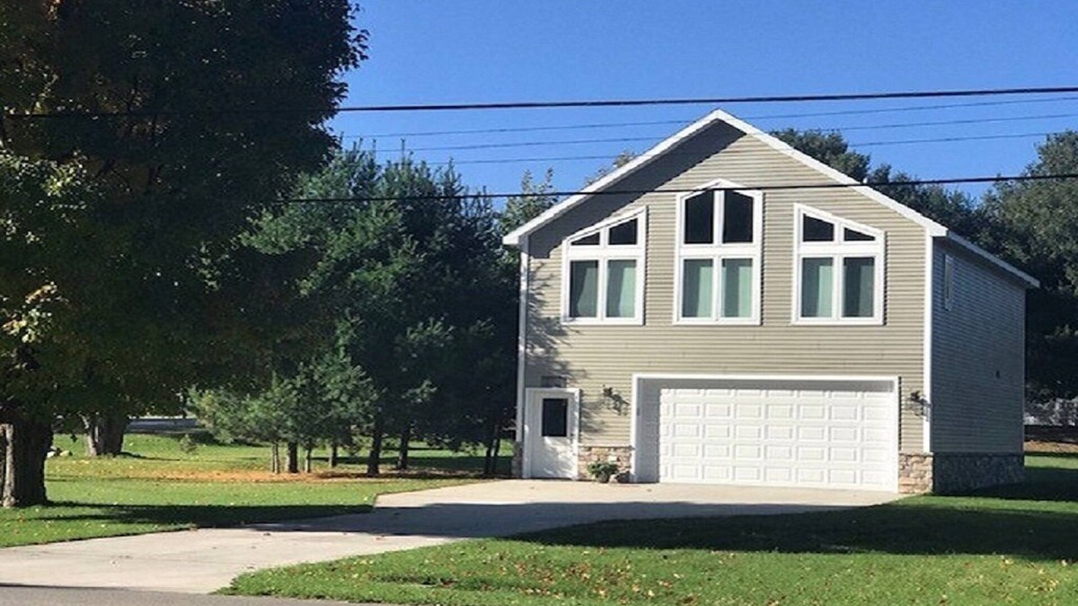 Rapid City Apartment | Torch Lake Bunk House - 15 minutes to Great Lakes Equestrian Festival