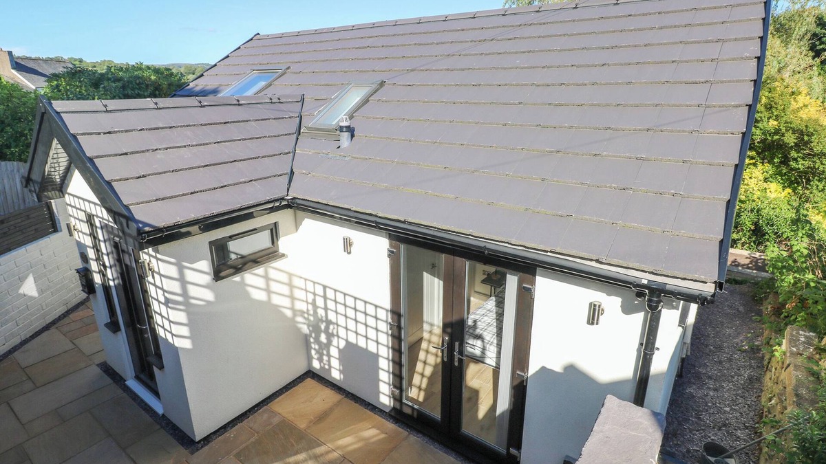 Newbridge House | TORINO LODGE, pet friendly, with a garden in Newbridge, Caerffili