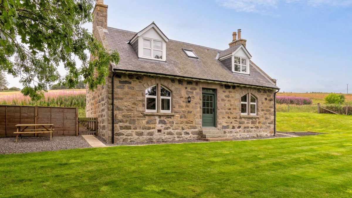 Alford Cottage | Tornahatnach - 19th Century Cosy Cottage in Aberdeenshire