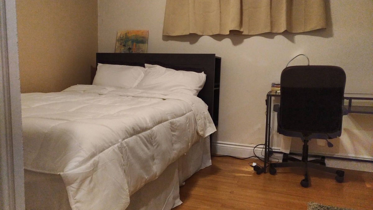 Bayview Woods - Steeles House | Toronto vacation home in North York with free parking