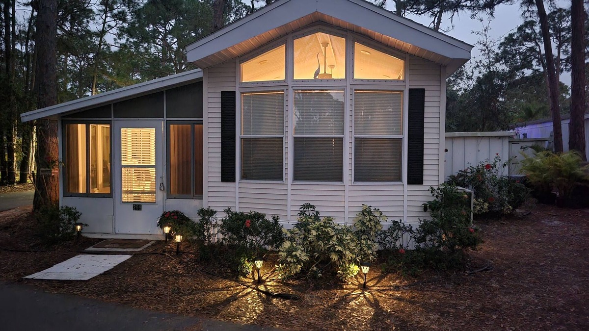 Laurel House | Tortoise View-Beautiful mobile home in Royal Coachman Resort, Nokomis Florida.