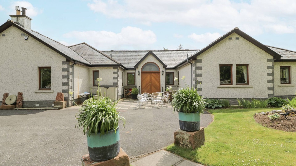 Peebles House | TORVIEW HOUSE, pet friendly, with open fire in Peebles