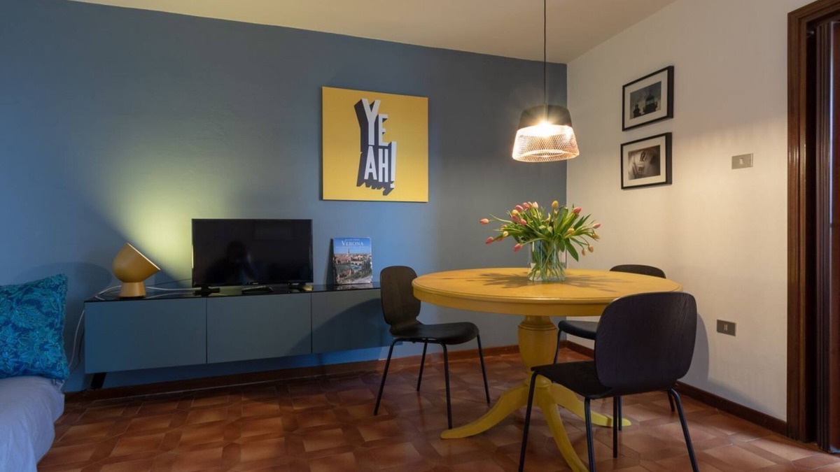 Citta Antica Apartment | Tosca Verona Journeys apartment with balcony near the Arena