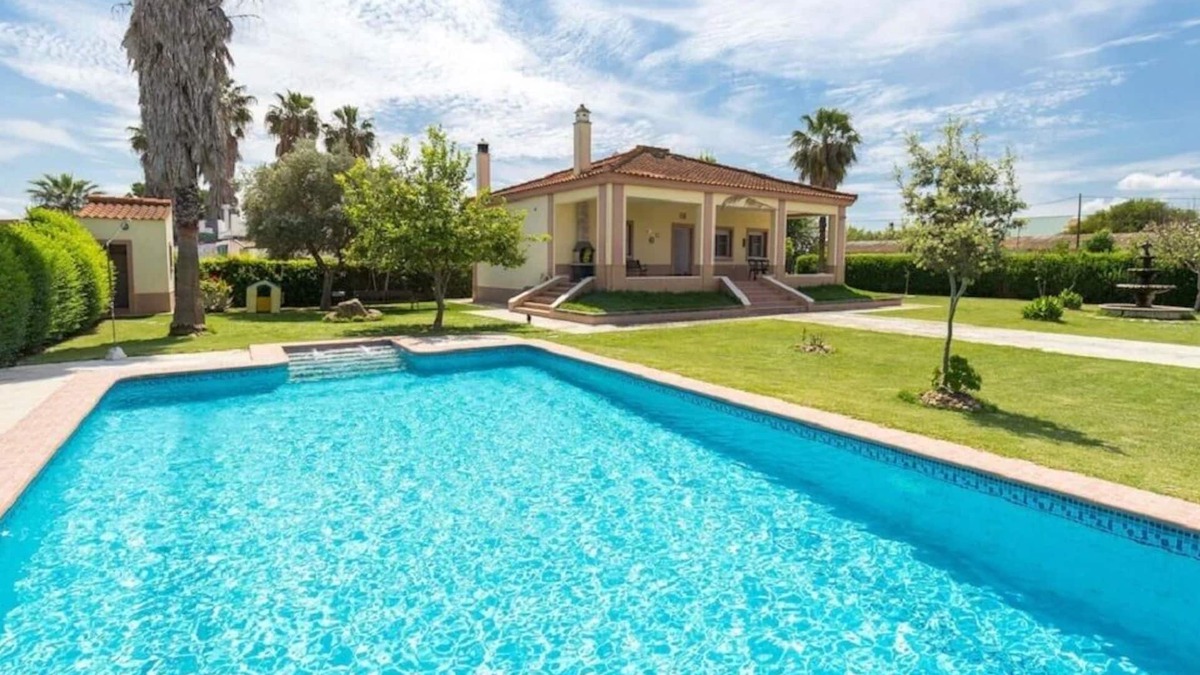 Los Palacios y Villafranca Ski Chalet | Tourist accommodation. 3 bedrooms. Pool and garden. The Palaces, Seville