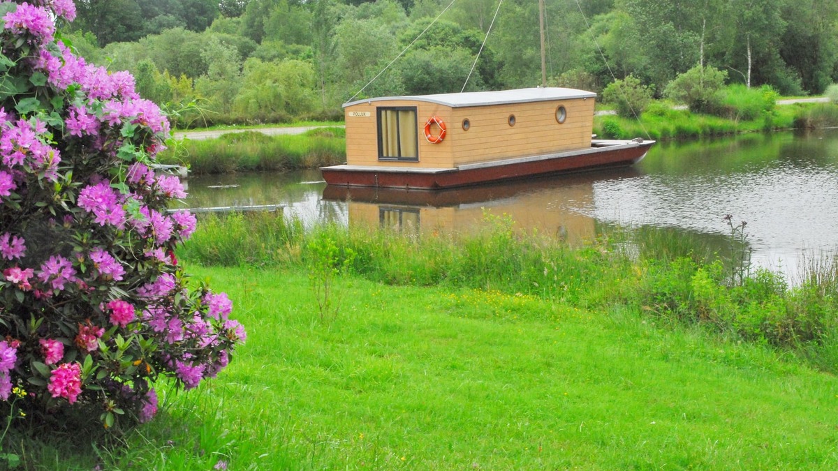 Chamberet Boat Rental | Toue cabanée