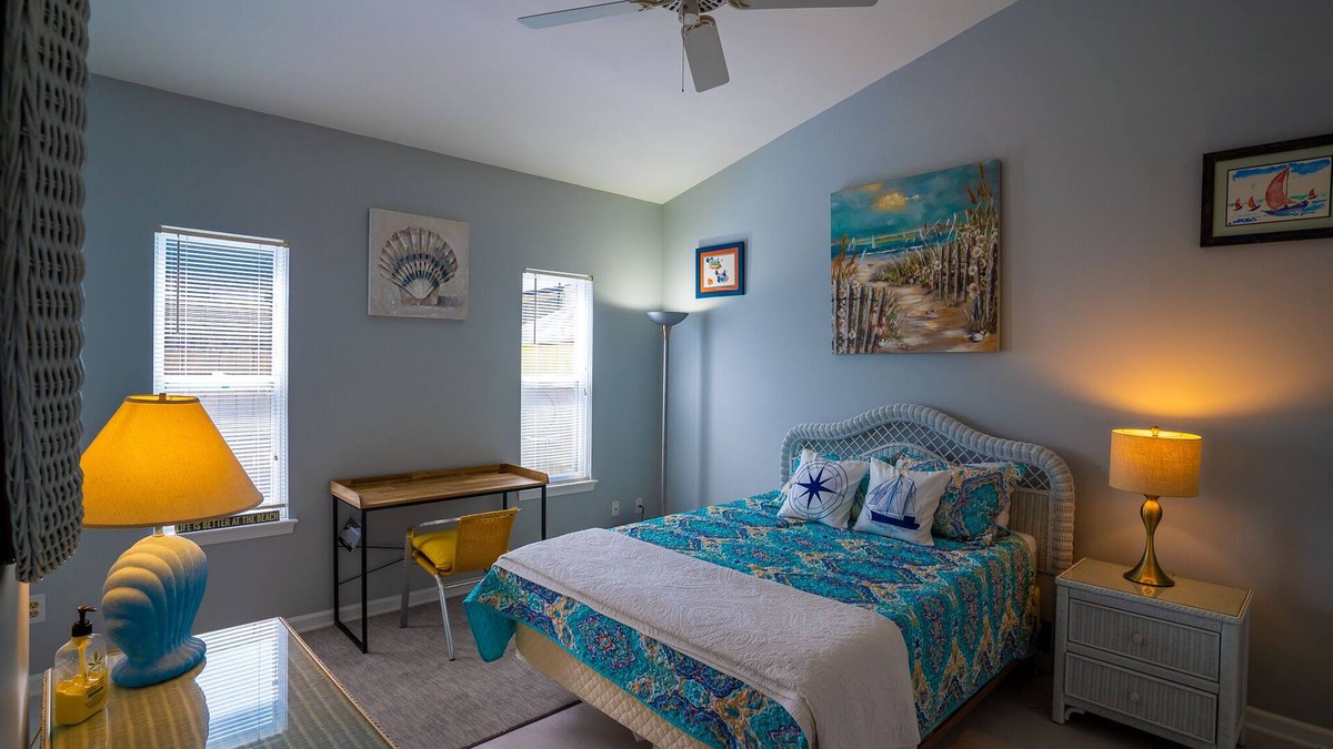 Northeast Virginia Beach House | Town House Beach Escape; minutes to Beach