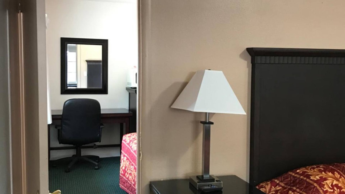Weed Hotel | Town House Motel