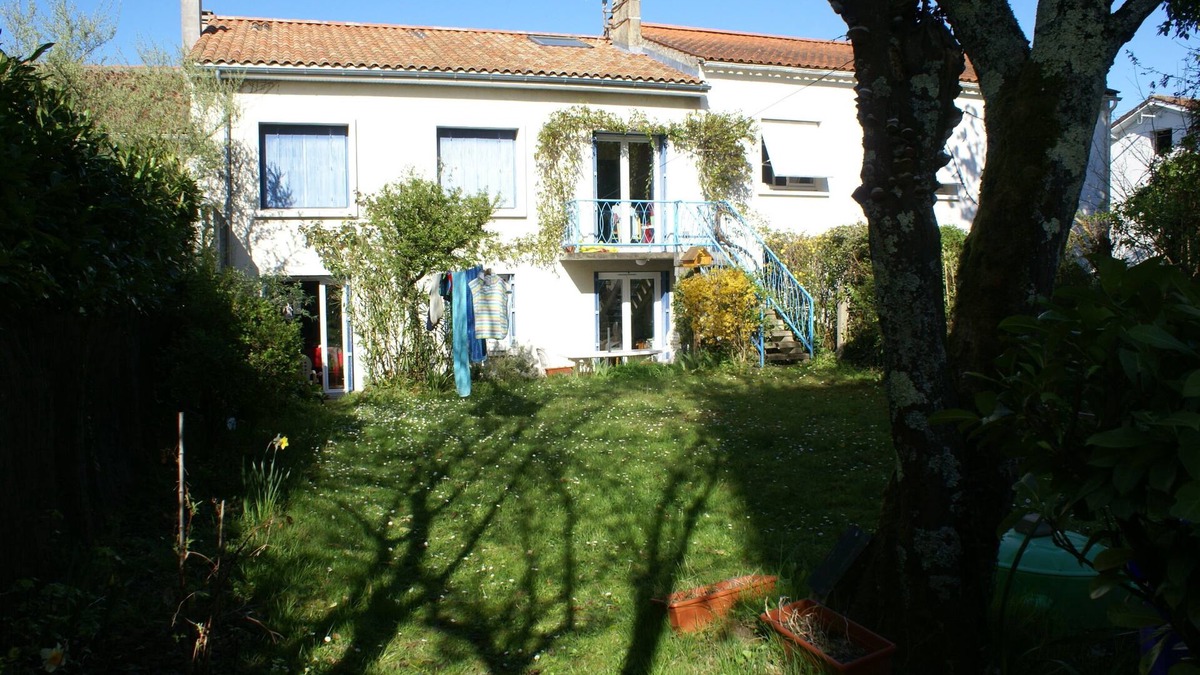Saintes House | Town house with garden and terrace near Saintes town center