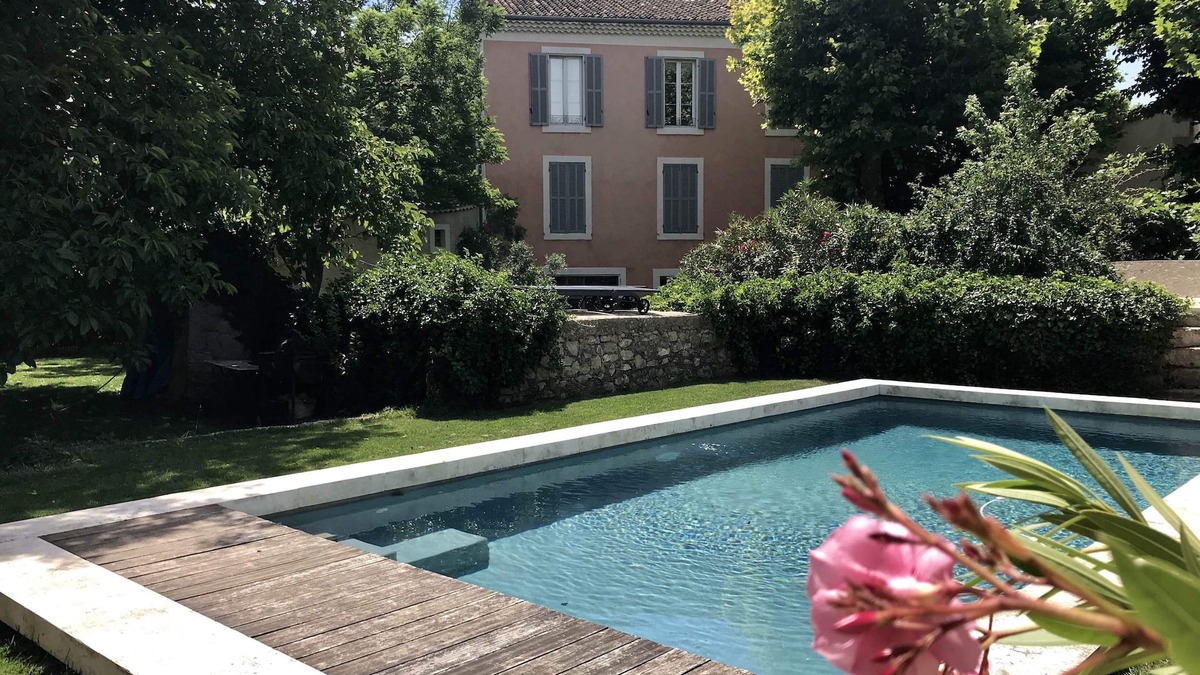 Pelissanne House | Town house with swimming pool and private garden