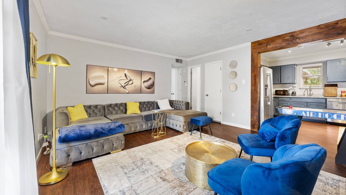 Central Arlington House | TownHome in Arlington 5 minutes to At&T stadium