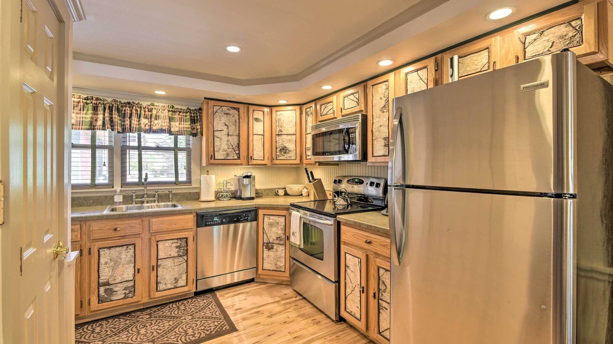 Hillcrest Apartment | Townhome w/Deck: Walk to Mirror Lake & Main St!