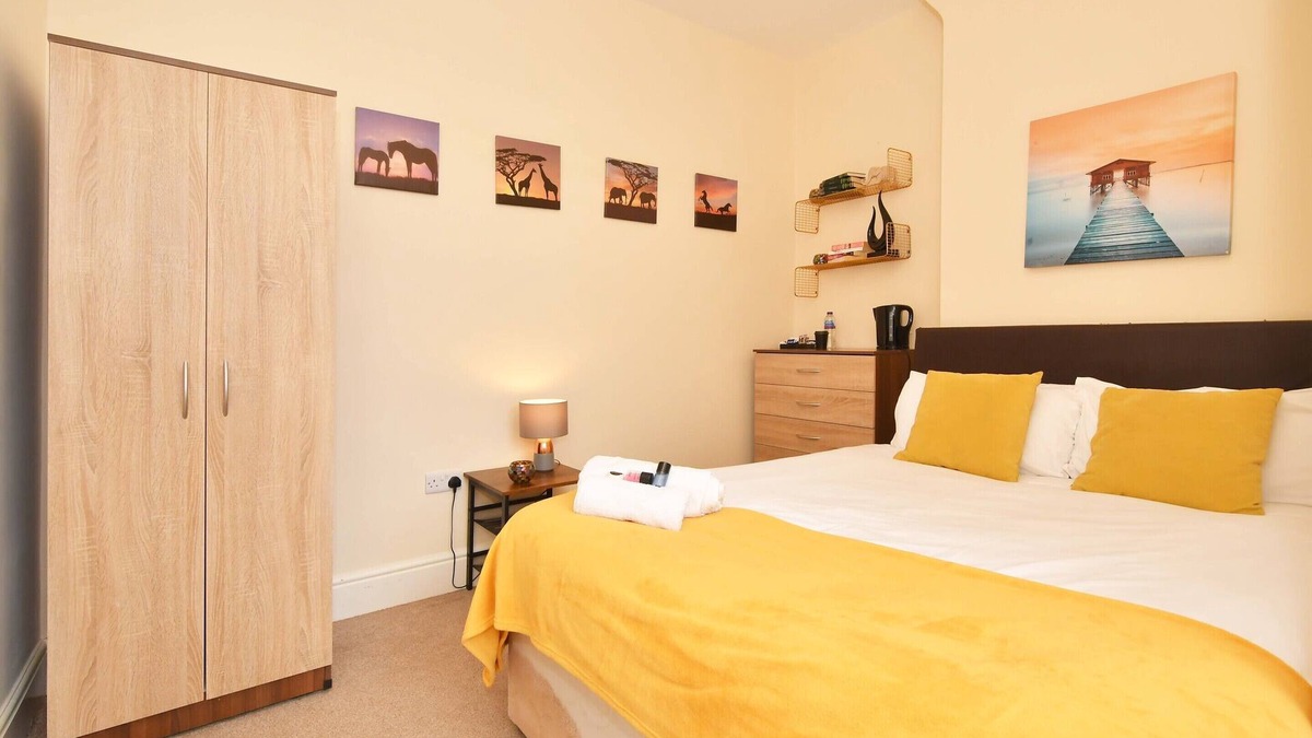 Crewe House | Townhouse @ 178 Ruskin Road Crewe - Superior Double Ensuite With TV