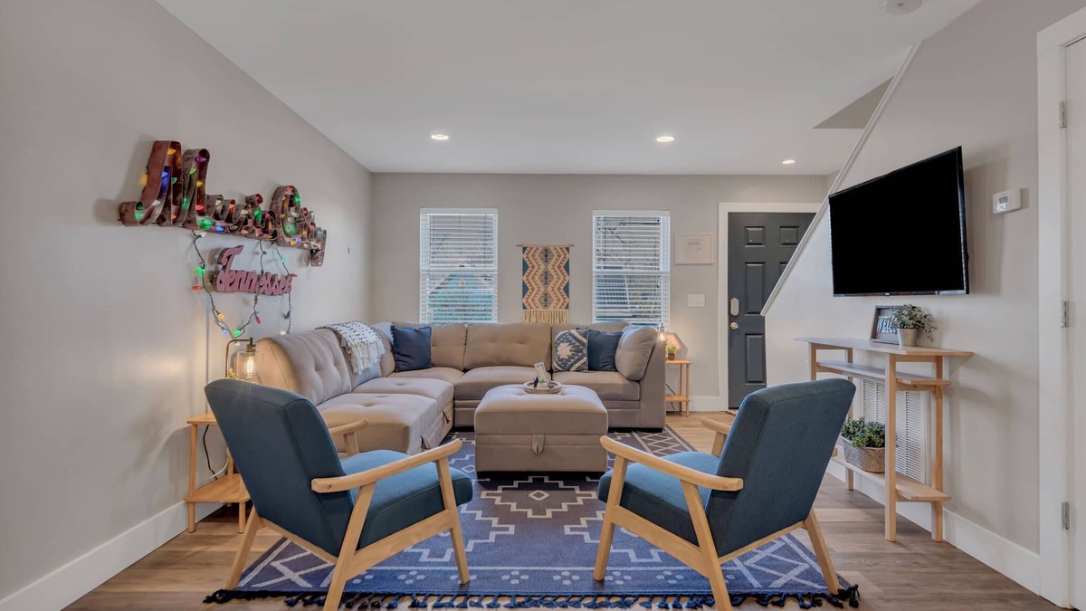 Midtown House | Townhouse across from Vanderbilt and Belmont! Central location