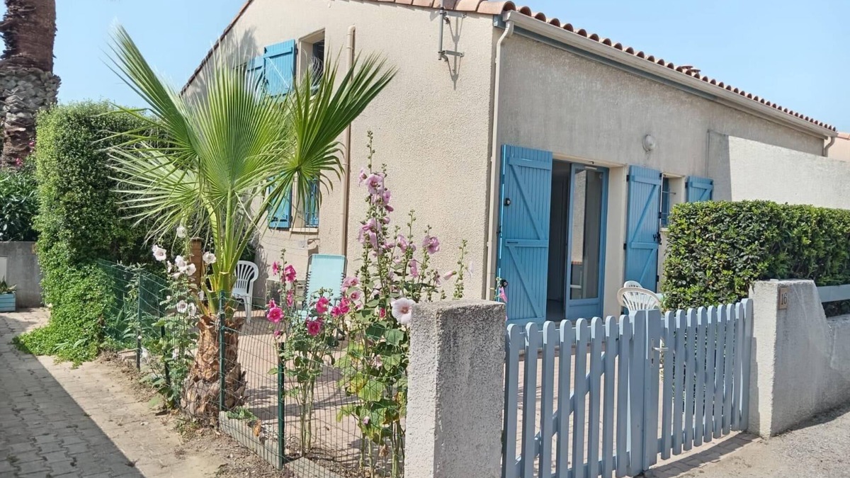 Sainte-Marie-la-Mer House | Townhouse with terrace, 6min walk to the beach