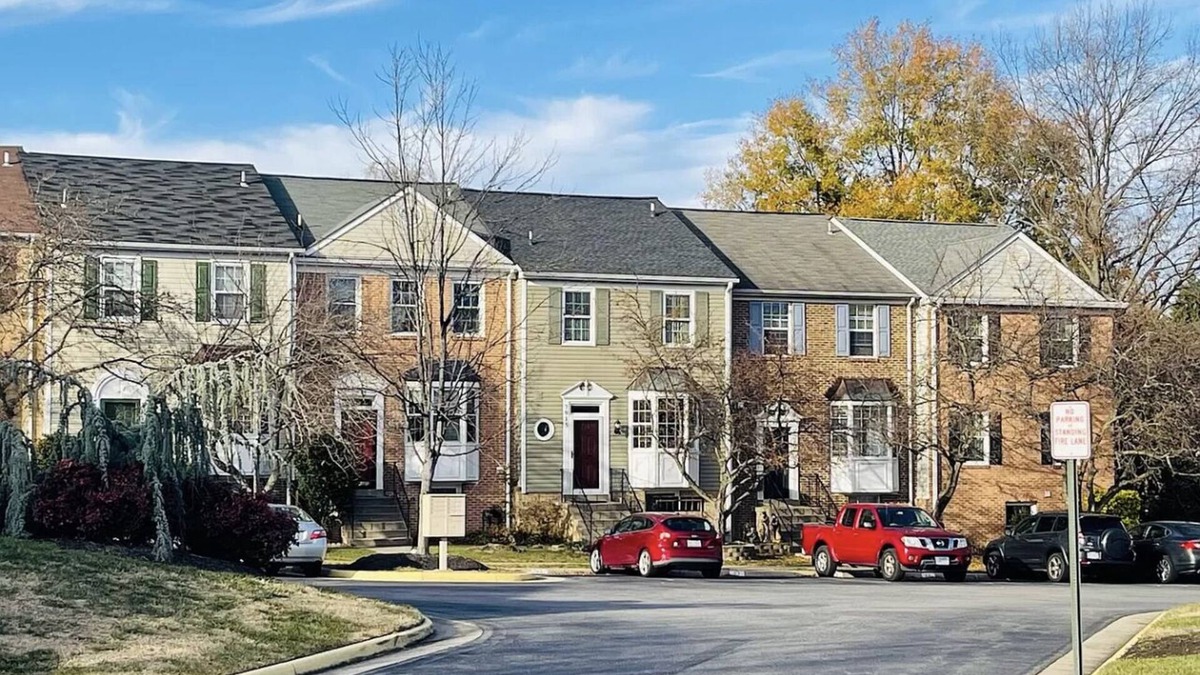 Lorton House | Townhouse in a beautiful setting near DC.Less than 5 mins to VRE train and hwy