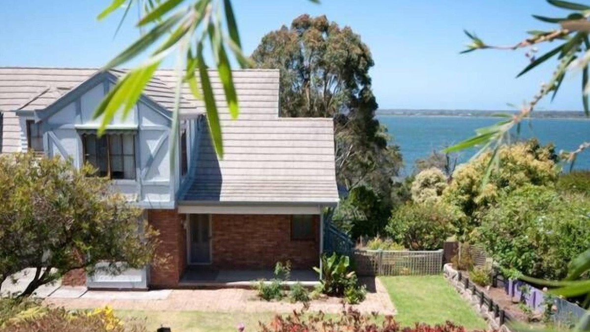 Metung House | Townhouse in Metung - Walk to Hot Springs, Village and Country Club