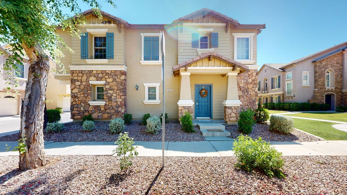 Copper Leaf House | Townhouse near downtown with outdoor pool, washer/dryer, fast WiFi, streaming