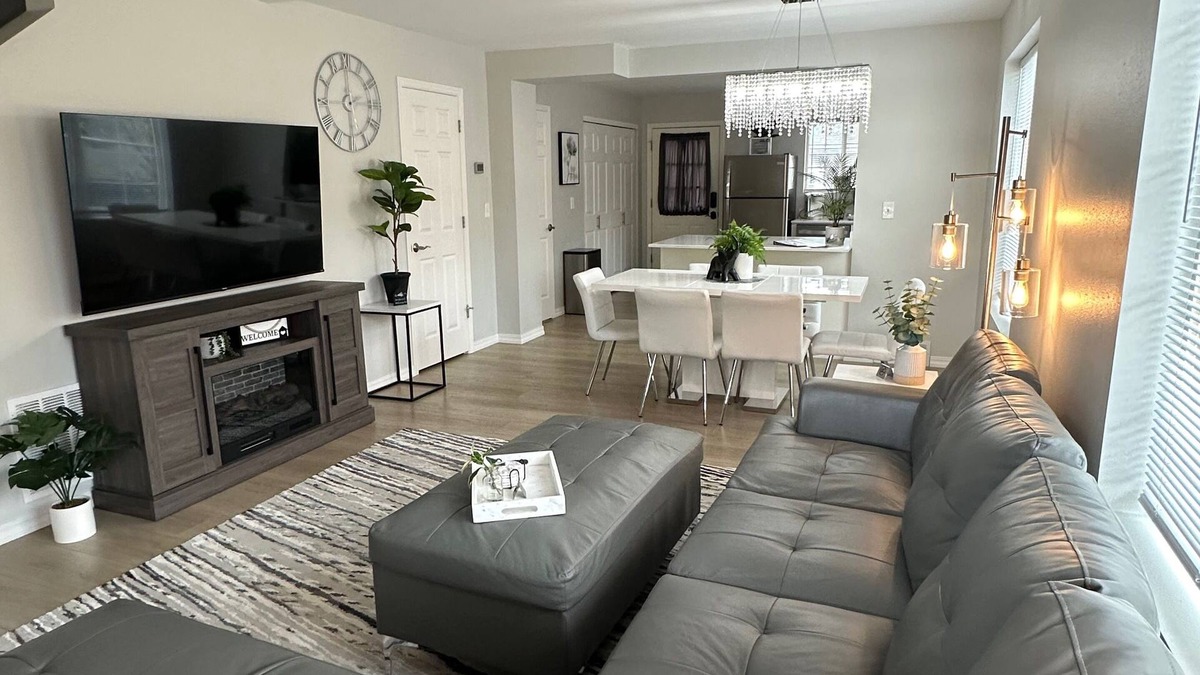 Franklin to the Fort House | Townhouse on Strand.Centrally located with all new furnishings and Central AC