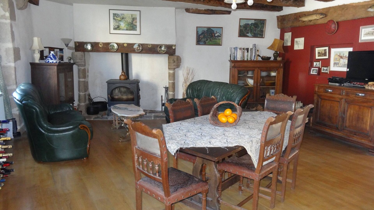 Eymoutiers Bed & Breakfast | Townhouse St Jacques - Loft room with ensuite, central location, free parking
