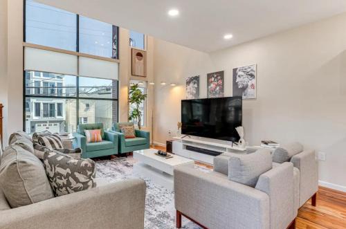 Newark House | Townhouse - Urban Living with Rooftop Deck!